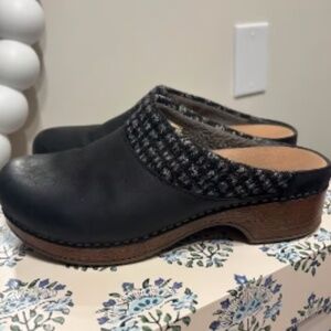 Dansko Black Leather & Knit Trim Clogs Womens Size 37